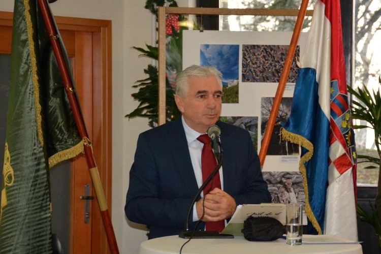 Slika /slike/Priopcenja/dt beljo naslovna.jpg